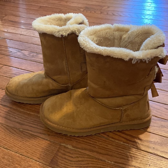 UGG boots - tan, short, bows on the back, size 10 - Picture 3 of 5